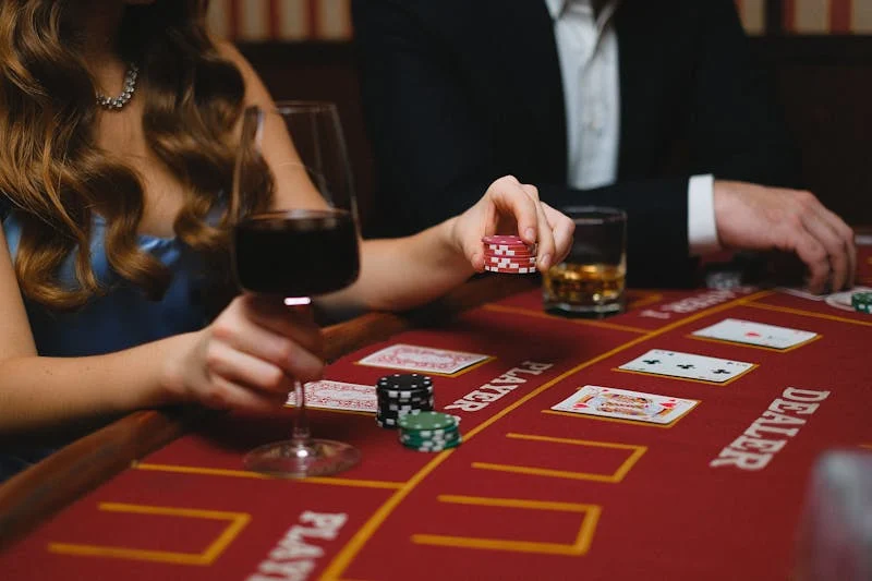 From Welcome Drinks to Winning Hands: Crafting a Perfect Night in the Casino