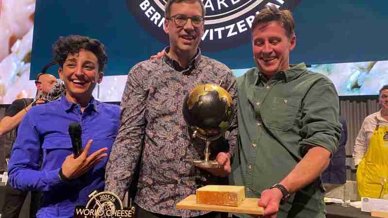 An den World Cheese Awards in Bern hat ein Gruyère AOP aus der Bergkäserei Vorderfultigen BE den Gesamtsieg geholt. Er ist an den Awards kein unbekannter, bereits 2022 ging er als Gewinner hervor. Was Käser Pius Hitz zu seinem Erfolg sagt., tags: bei - Youtube